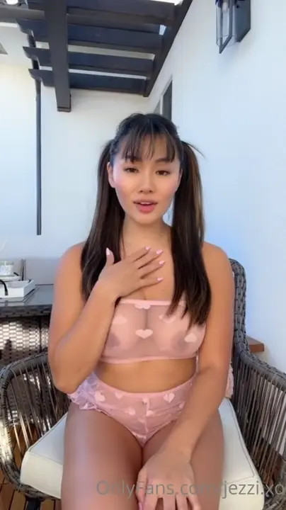 Jezzi.Xo Masturbates On The Patio - ePornLeak