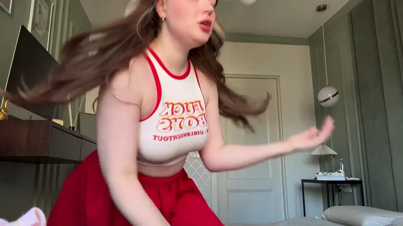 DushessIness Sticks Her Toy Inside Her Pussy - ePornLeak