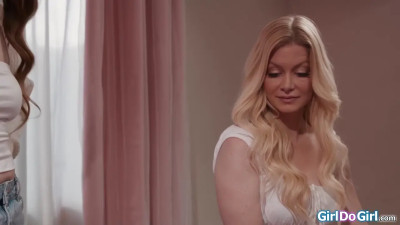 Serene Siren Tastes HarlleyLovee's Pussy