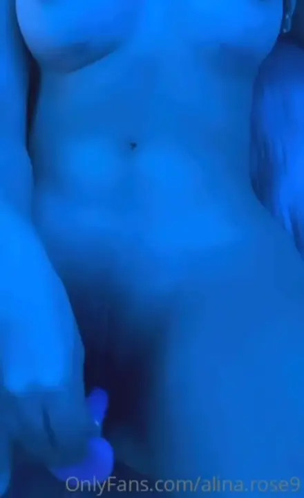 Alinaxrose Masturbates Under The Blue Lights - ePornLeak