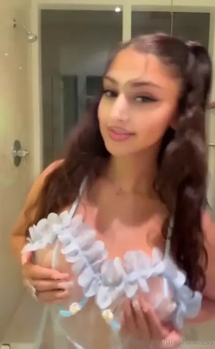 Divaflawless Teases In Her Sexy Nightgown - ePornLeak