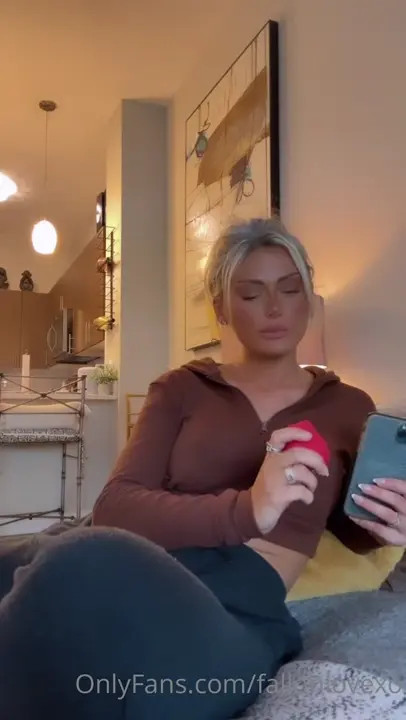 Fallonlovexo Masturbates With Her Vibrators - ePornLeak