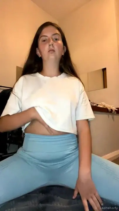 Leahshorty Strips & Masturbates On Live Stream - ePornLeak