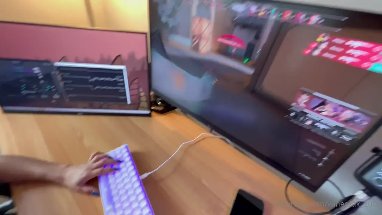 Vanessak2002 Loves Fucking While Playing - ePornLeak