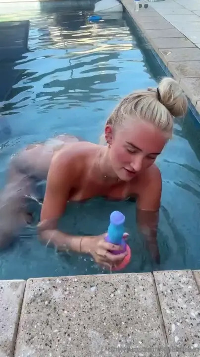 Kyliechase Masturbates In The Swimming Pool - ePornLeak