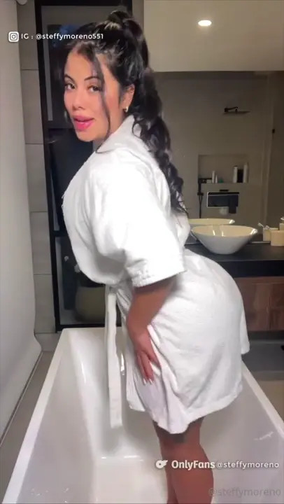 Steffy Moreno Masturbates In The Bathtub - ePornLeak