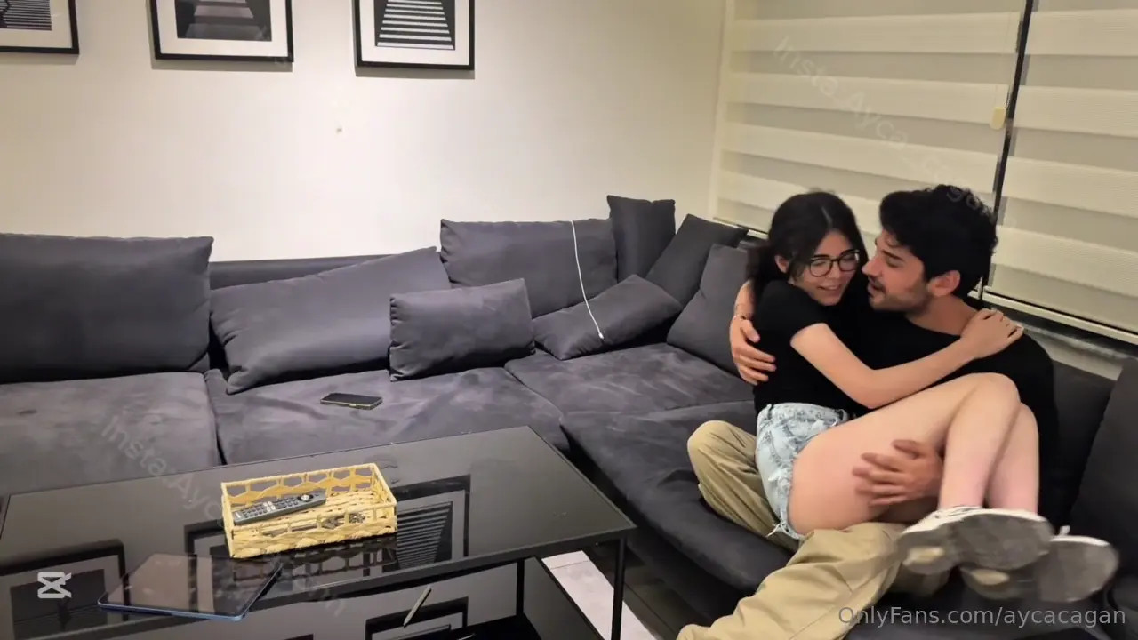 Zeynep Cagis Gives Her Man A Blowjob - ePornLeak