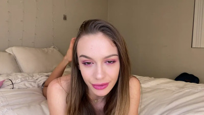 Naomi Swann Uses A Vibrator In Her Pussy