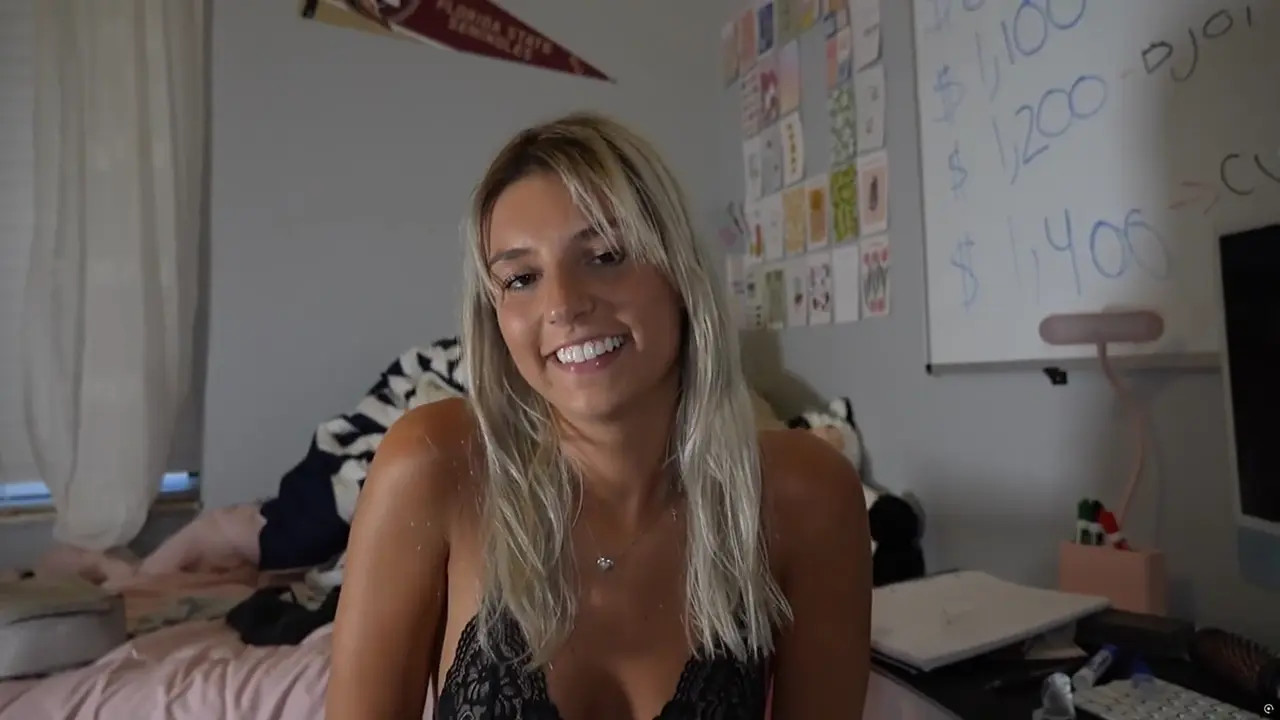 Ambie Bambi Gets Railed On Her Bed - ePornLeak