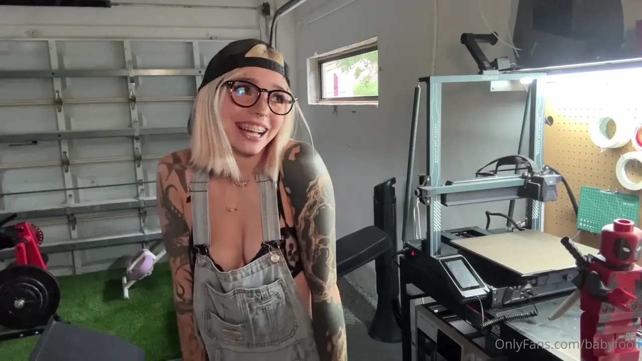 Handygirl BabyFooji Pleasures Herself With Dildo Until She Climaxes - ePornLeak