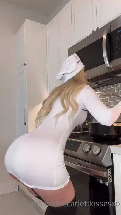 ScarlettKissesXO Fucks Her Sex Machine In The Kitchen - ePornLeak