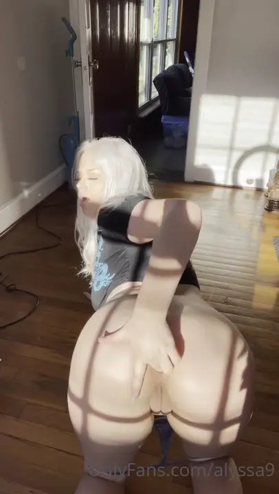 Alyssa Bends Over In The Sun - ePornLeak