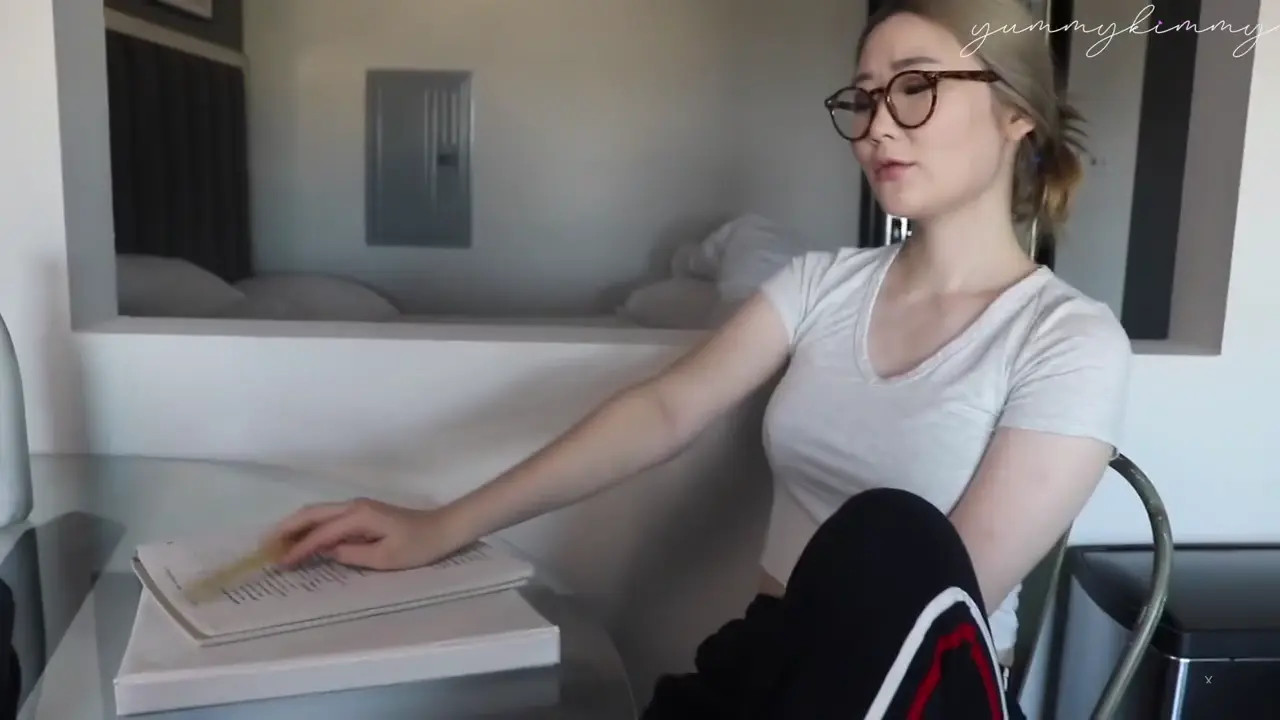 Yummy Kimmy Gets Her Pussy Licked During A Study Break - ePornLeak