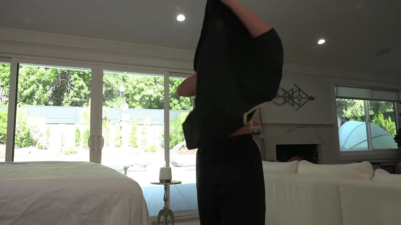Masseuse Rubs Her Body And Ends In Lesbian Fuck - ePornLeak