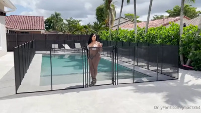 Prettydreamgirl Has Sex In The Pool