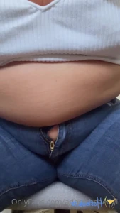 Maria Moore [ msmariamoore ] - Rubbing and jiggling this sexy hot body and enjoying some nipple