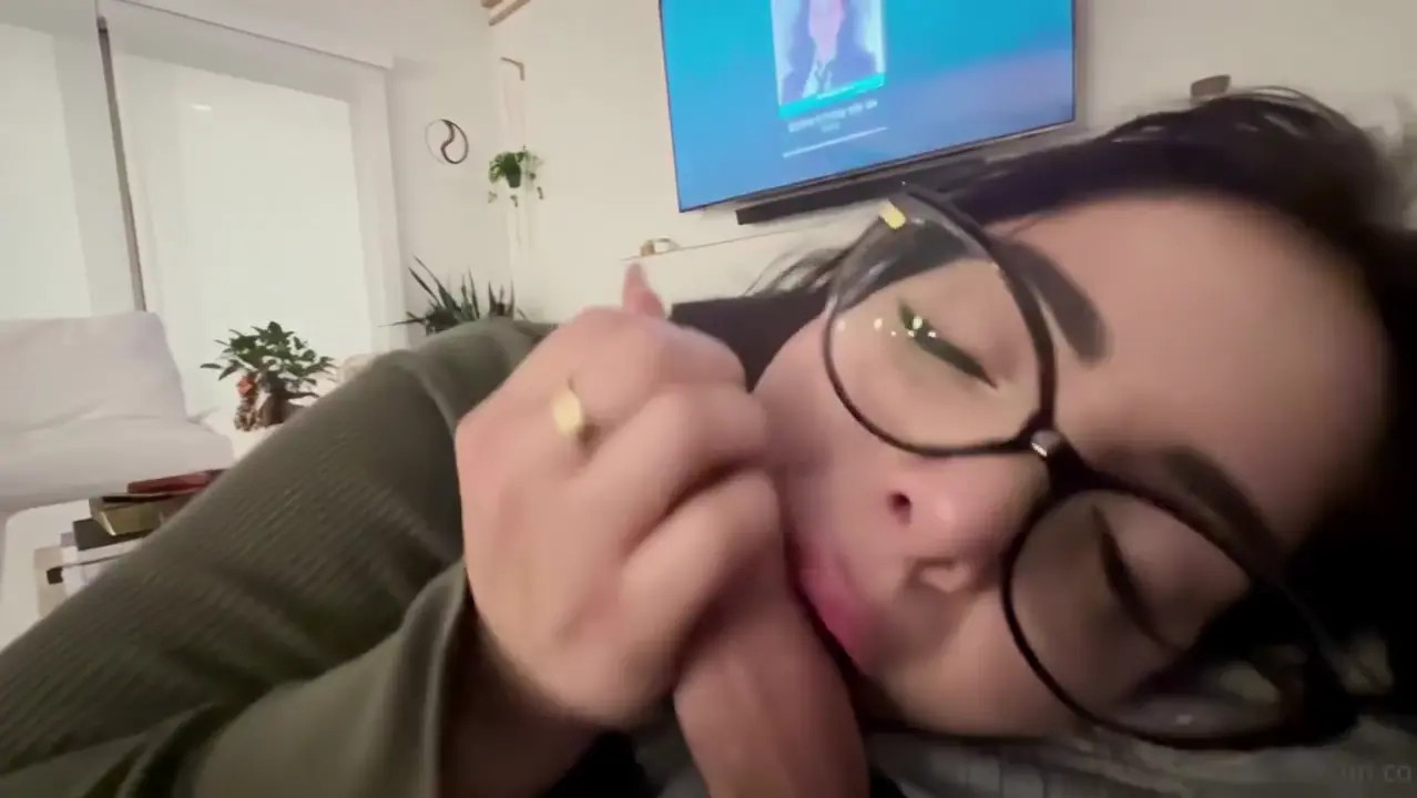 Nerdy Girl Momokun Casually Sucks Her Boyfriend Off - ePornLeak