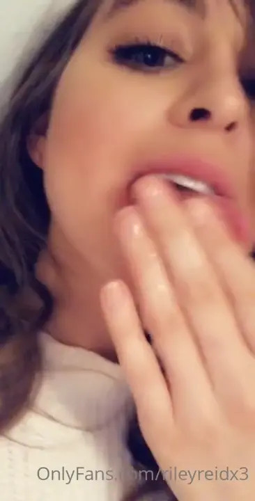 Pornstar Riley Reid Shows You That She Has No Gag Reflex - ePornLeak