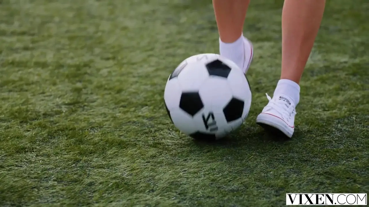 Russian Vixen Eva Elfie Fucks Her Favorite Football Player - ePornLeak