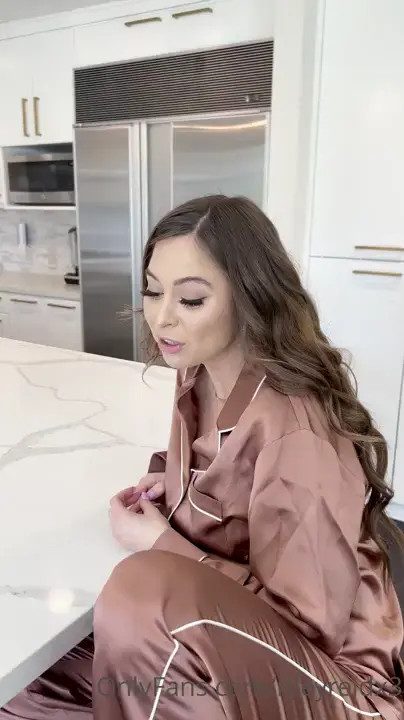 Riley Reid Has Makeup Sex With Her Guy After A Bad Dream - ePornLeak