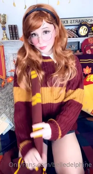 Belle Delphine Takes Off Sweater In Cosplay - ePornLeak