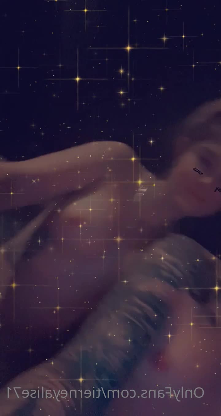 Izzy Hellbourne [ izzy_hellbourne ] - Sunny day   Give me a hug babe  Like and comment - ePornLeak
