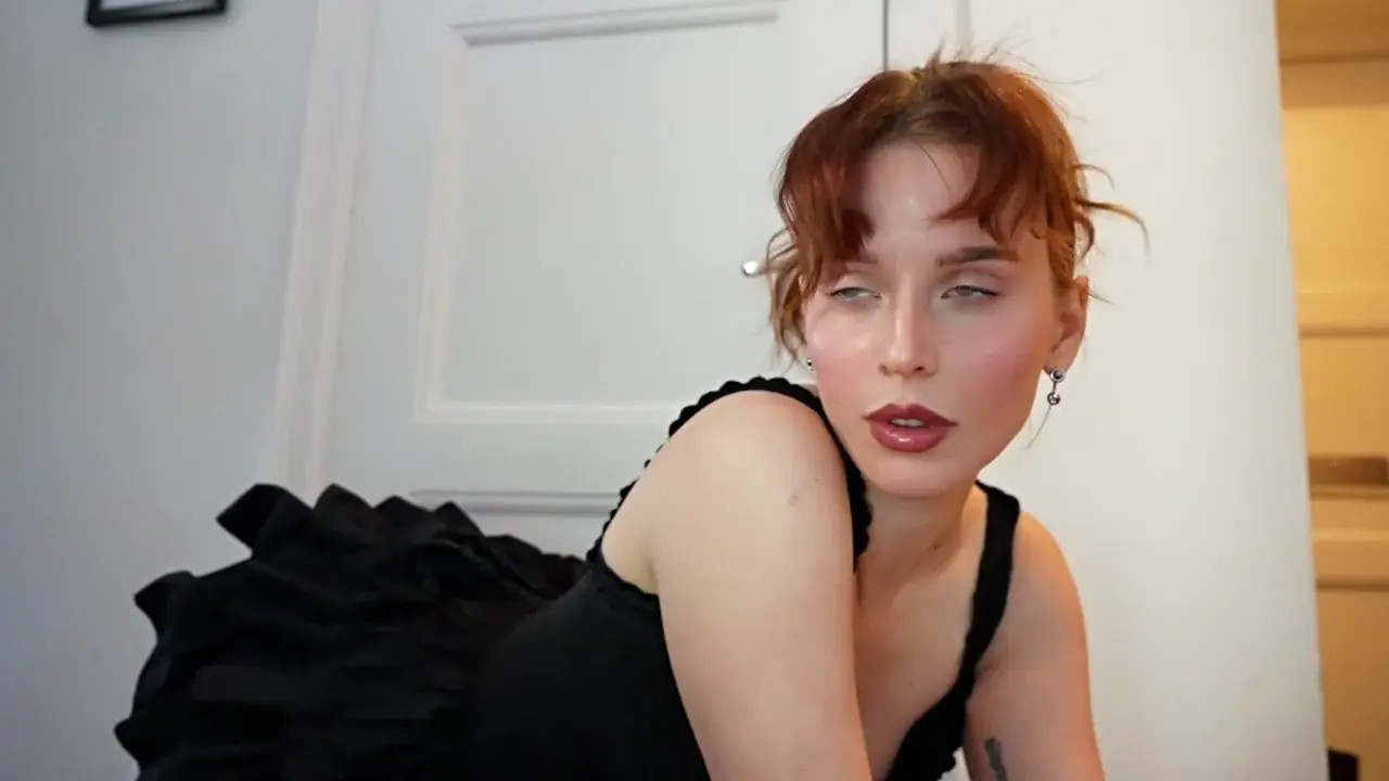 Redhead Ellaa91 Pleasures Herself With A Vibrator On The Floor - ePornLeak