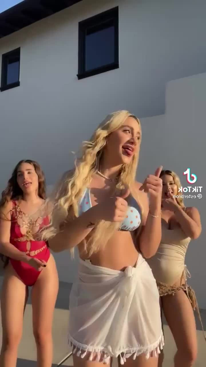 Emarr B [ emarrb ] - ass or titties  Which one is your favorite - ePornLeak