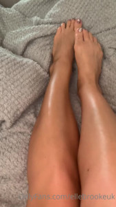 Elle Brooke [ ellebrookeuk ] - Smile! I’m home from vacation 😜
