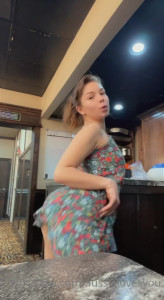 Angelina Castro [ angelinacastro ] - 😎 Is my birthday would you want a piece of cake 🎂🍑 Like if
