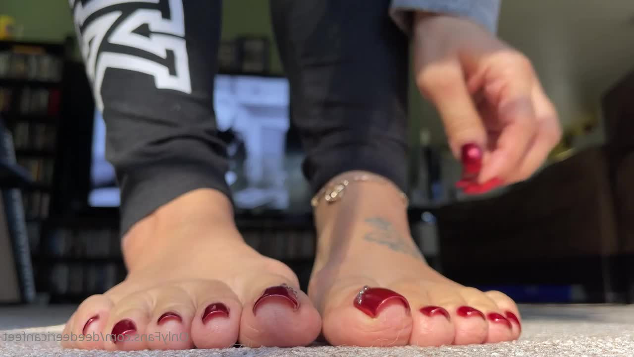 DeeDee [ deedeericanfeet ] - Huge jacked stud! - ePornLeak