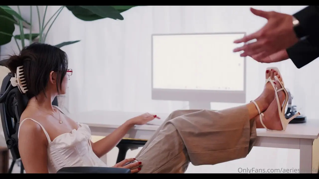 Secretary Aeries Steele Gives A Blowjob To Her Boss - ePornLeak