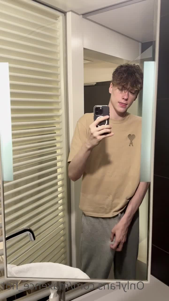 Maxence [ maxence_hot ] - You guys seem to really enjoy me doing the dishes  so here s another - ePornLeak