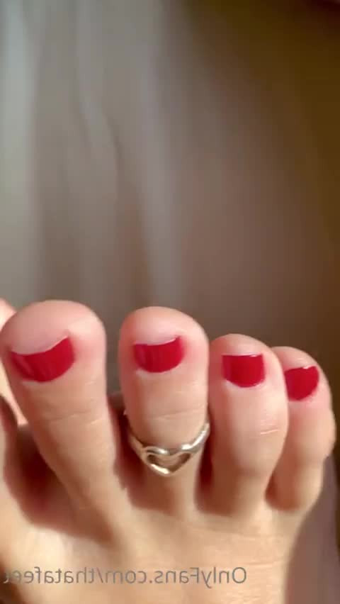 Thata [ thatafeet ] - I’m in bed and bored…any requests? 😉 - ePornLeak
