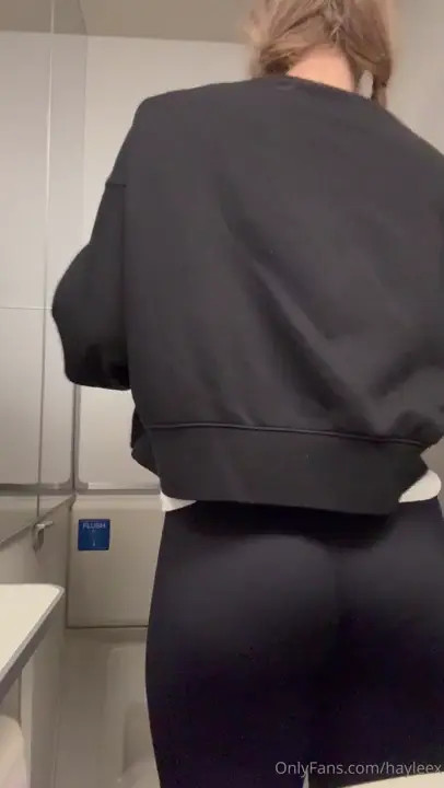 Hayleex Masturbates With A Vibrator In A Public Restroom - ePornLeak