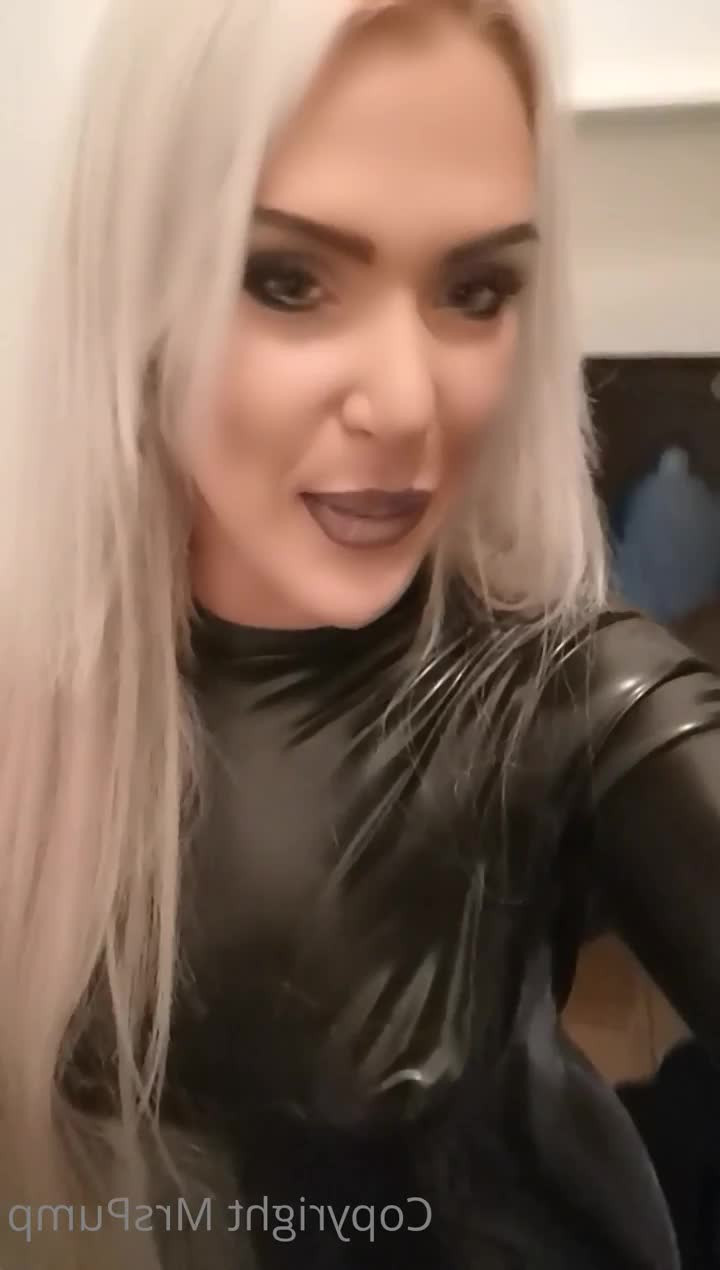 ❤MrsPump❤ [ mrspump ] - Hi boys, it’s Mommy’s birthday so you better show me some love - ePornLeak