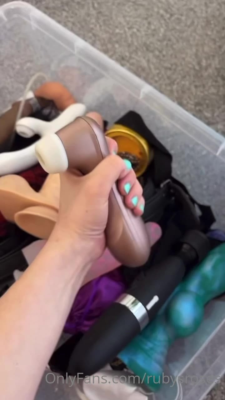𝐫𝐮𝐛𝐲 ✨ [ rubysroses ] - Cleaning up for some play😉 - ePornLeak