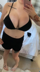Lola Celine [ lolaceline ] - Who wants to be my valentine then? 🖤