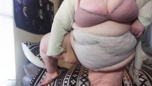 FatStonerChick(VIP🔥) [ fatstonerchick ] - Do you think my neighbor saw me  What would you do if you saw me