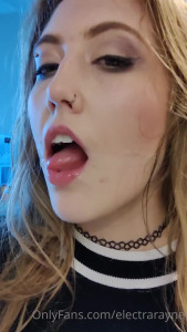 Electra Rayne [ electrarayne ] - Flexing and being silly  Not 100  ripped but I don t think I look