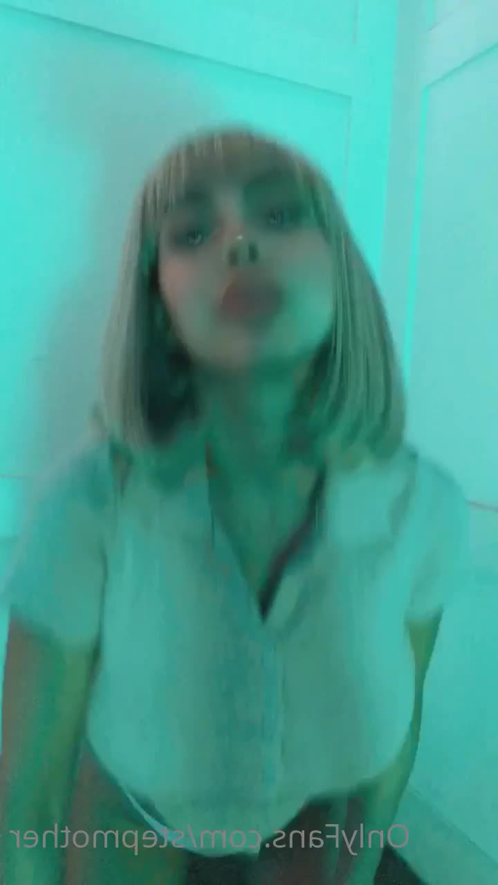 Zayla [ stepmother ] - Bout to leave his text on  Read  I ma let him know that I read it - ePornLeak