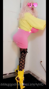 Bimbogiga [ bimbogiga666 ] - My booty is definitely worth looking at! Wouldn’t you agree ?🍑