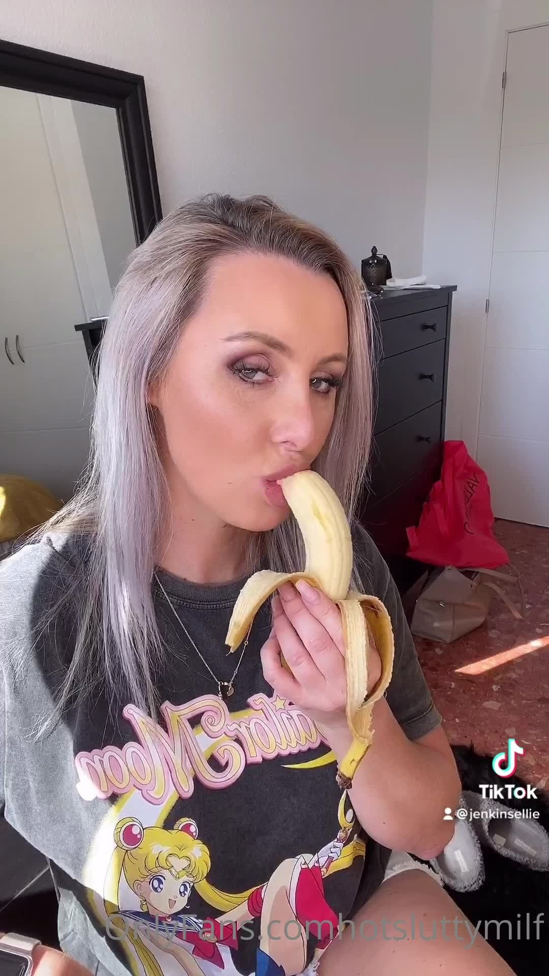 hotsluttymilf - 50% off all month 😜 https://onlyfans.com/pinkbentley 💦 - ePornLeak