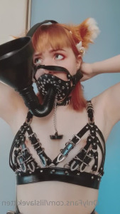 lilSlaveKitten [ lilslvkitten ] - The devil works hard, but the string on this bikini works harder