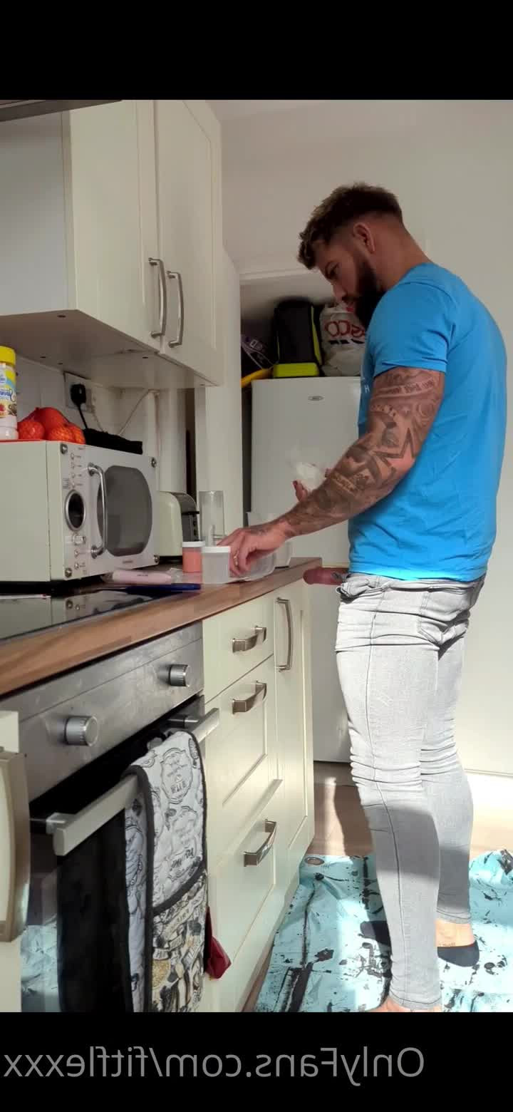 Fit Scott Flex [ fitscottflex ] - Tip me $15 right now if you want to see a juicy video that includes - ePornLeak