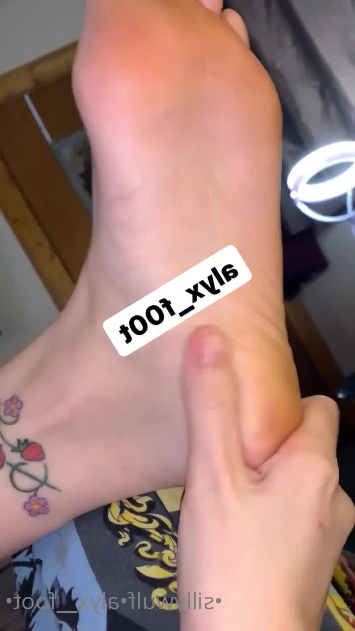 Alyx_Foot [ tinykittie ] - would you hire me to walk your dog? - ePornLeak