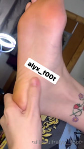 Alyx_Foot [ tinykittie ] - would you hire me to walk your dog?