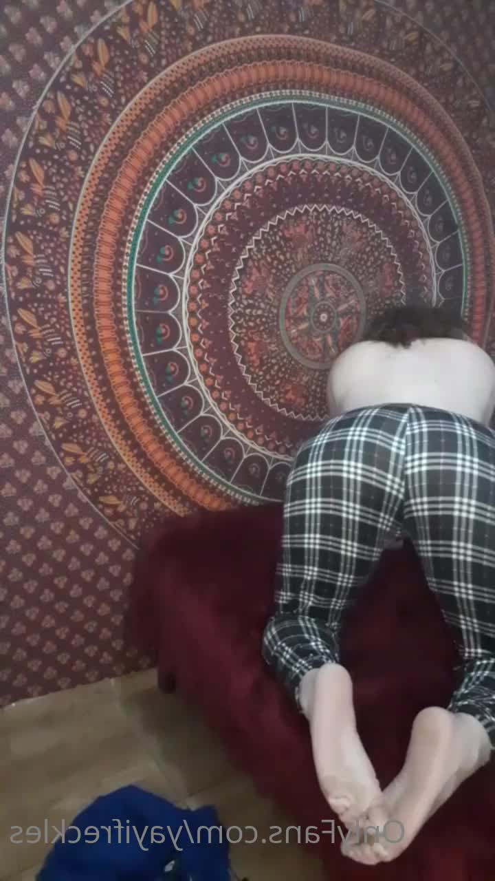 Andrea [ yayifreckles ] - I need a place to sit, know any good spots? 🤭😏 - ePornLeak