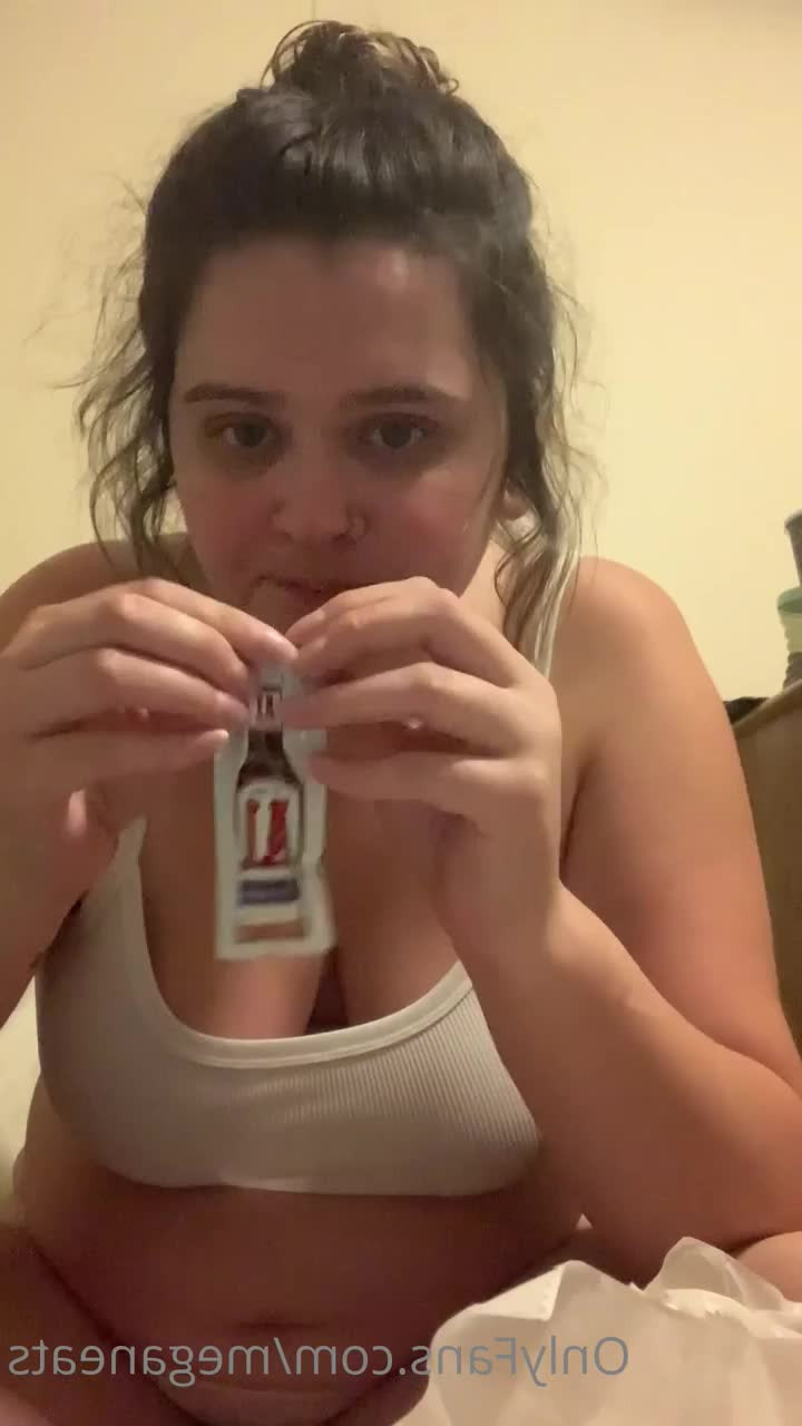Megan LovesCake 🍰🍽 [ meganeats ] - Im waiting to play 💋 - ePornLeak