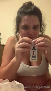 Megan LovesCake 🍰🍽 [ meganeats ] - Im waiting to play 💋